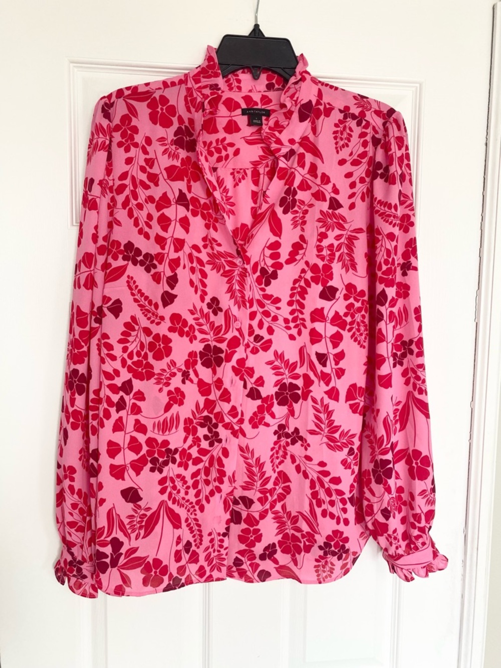 Ann Taylor Pink Floral V-Neck Long-Sleeve Blouse